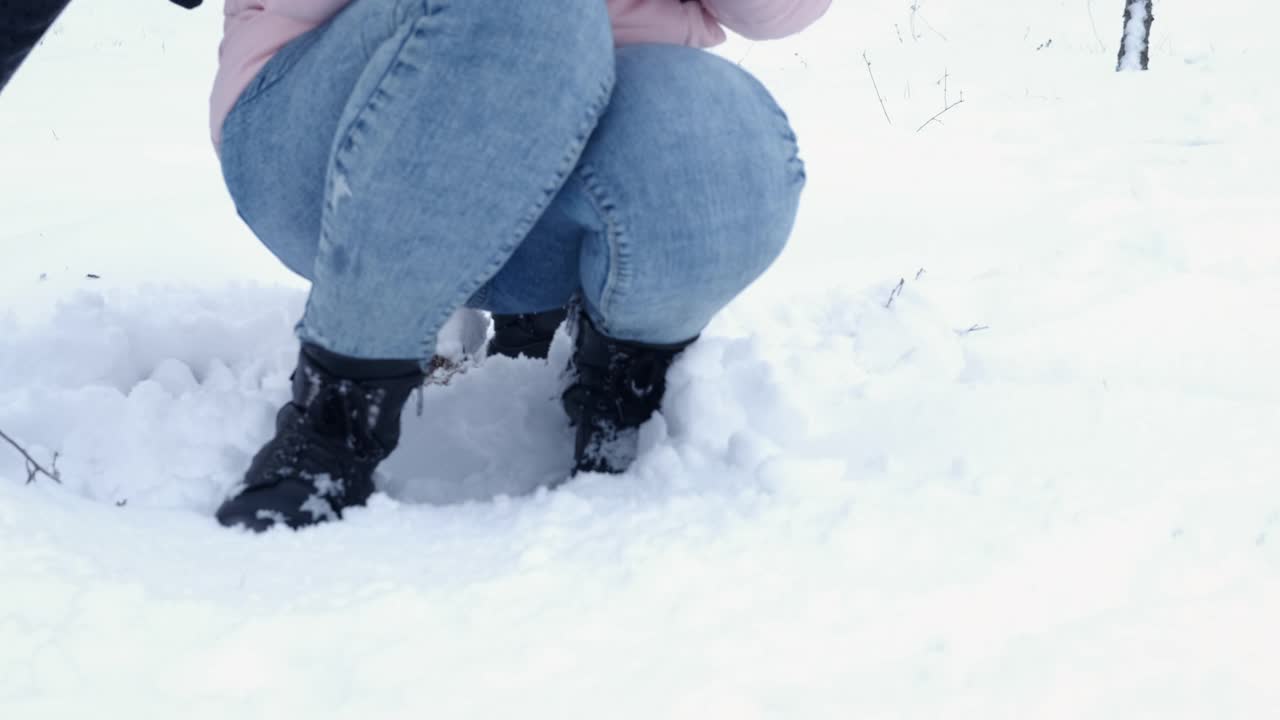 妈妈和女孩在雪地里。视频下载