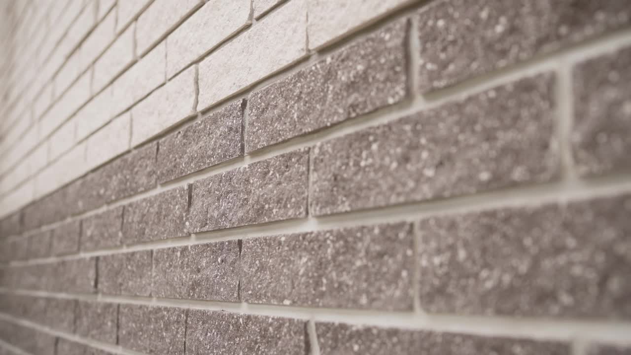砖墙的特写。灌浆在砖墙中。棕色和白色砖墙的微距镜头视频下载