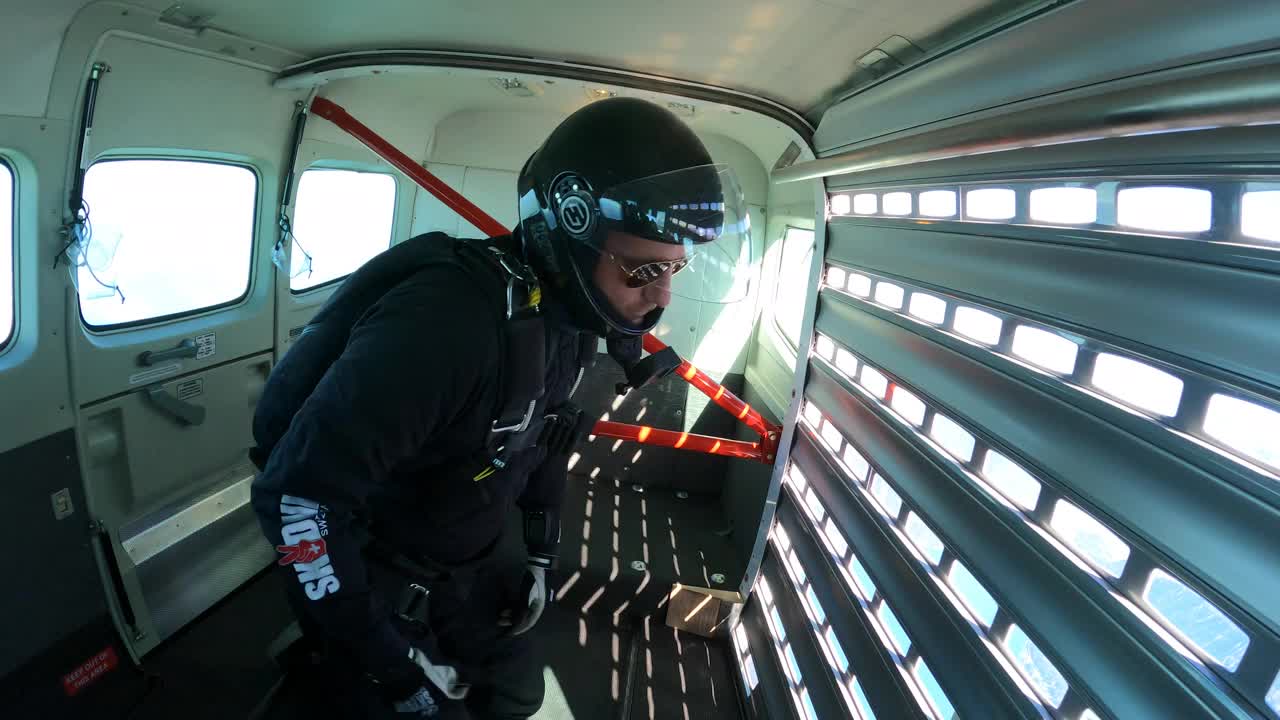 跳伞者在瑞士山景上打开飞机门视频素材