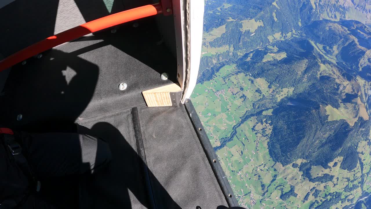 跳伞者从飞机上跳下，俯瞰瑞士的山景视频下载