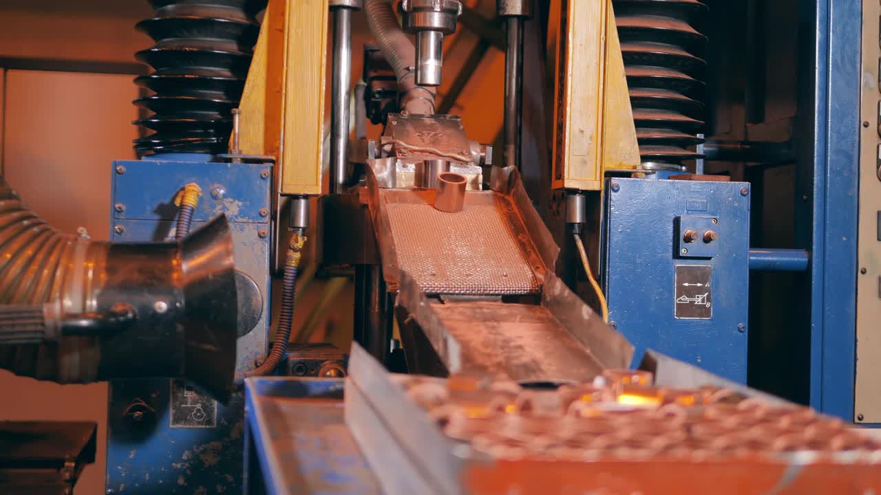 小铜元素被工厂的机器释放出来视频素材