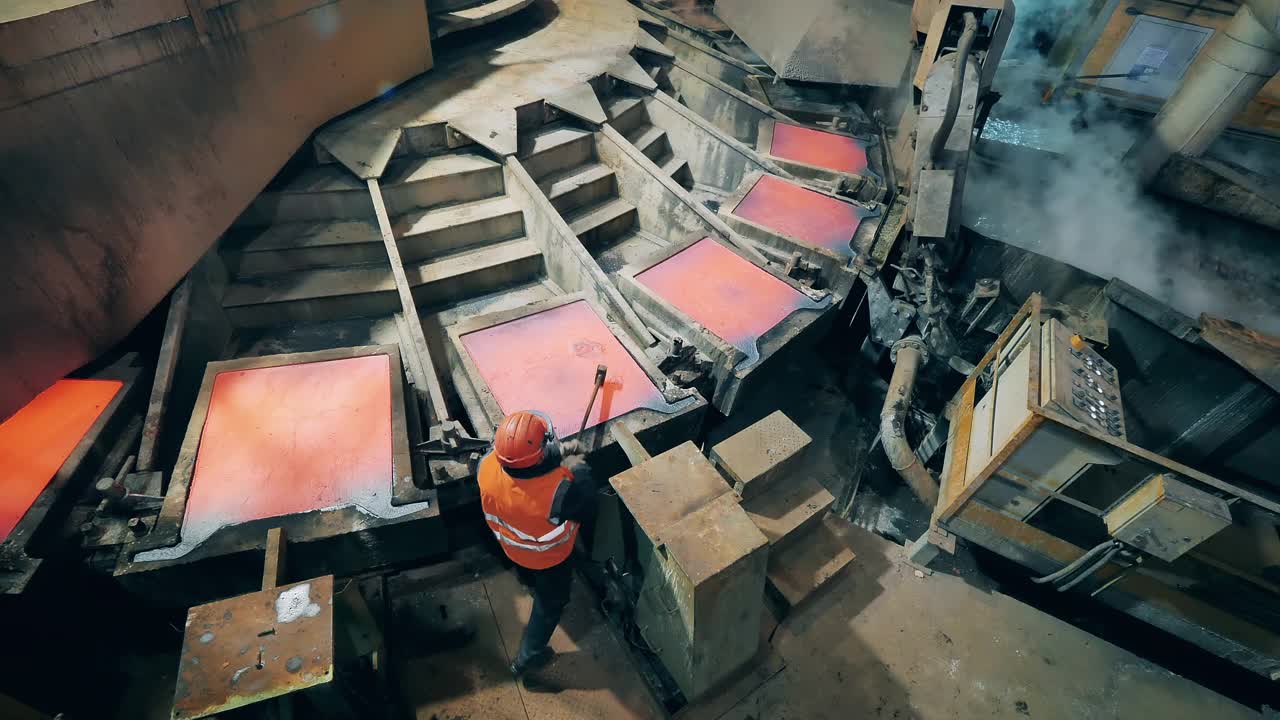 工人正在用锤子敲打加热的铜板视频素材