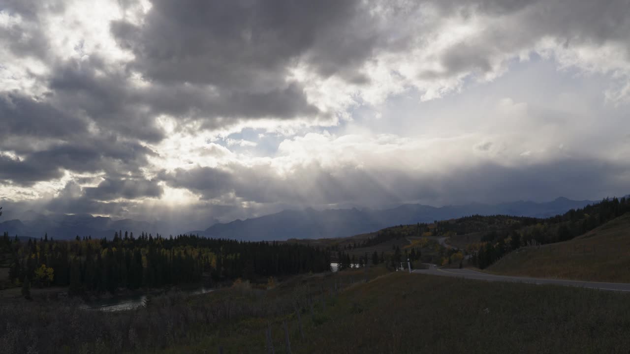 引人注目的天空在弓山谷小径视频下载