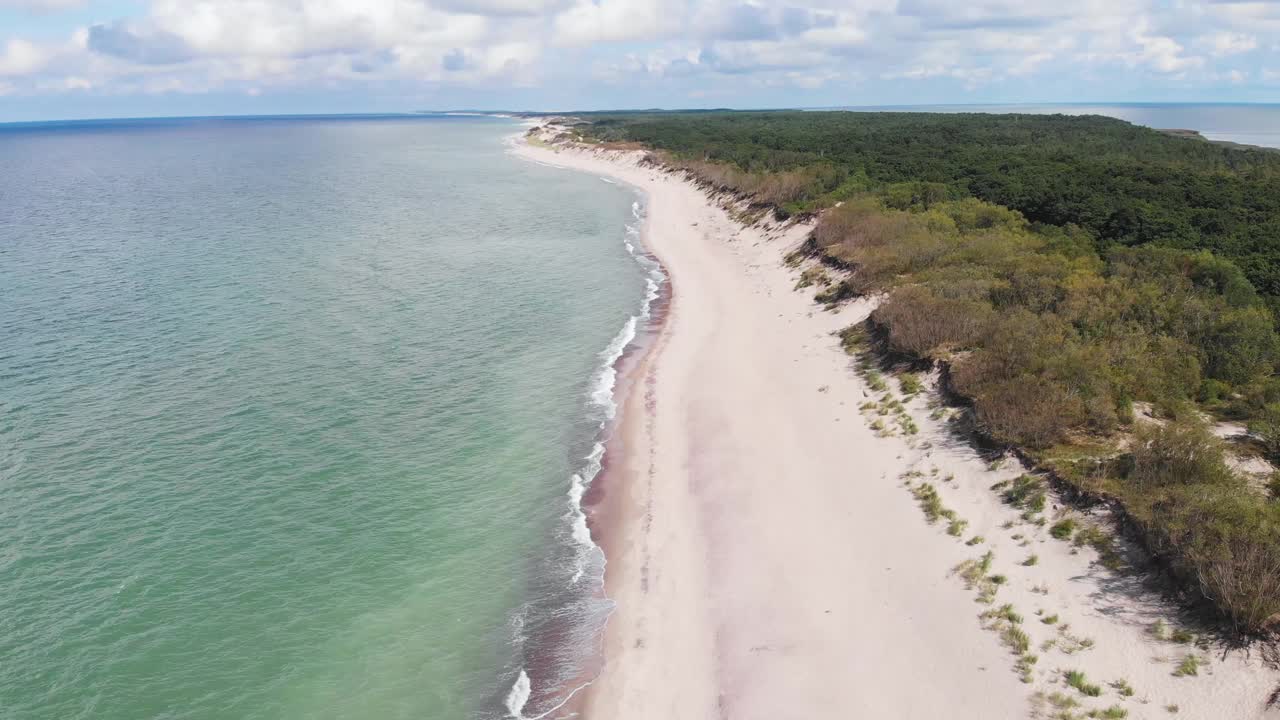 美丽的无人机视野，库尔什卡娅科萨国家公园，库尔尼亚泻湖和波罗的海，加里宁格勒州，俄罗斯和立陶宛克莱佩达县，夏天的一天视频素材