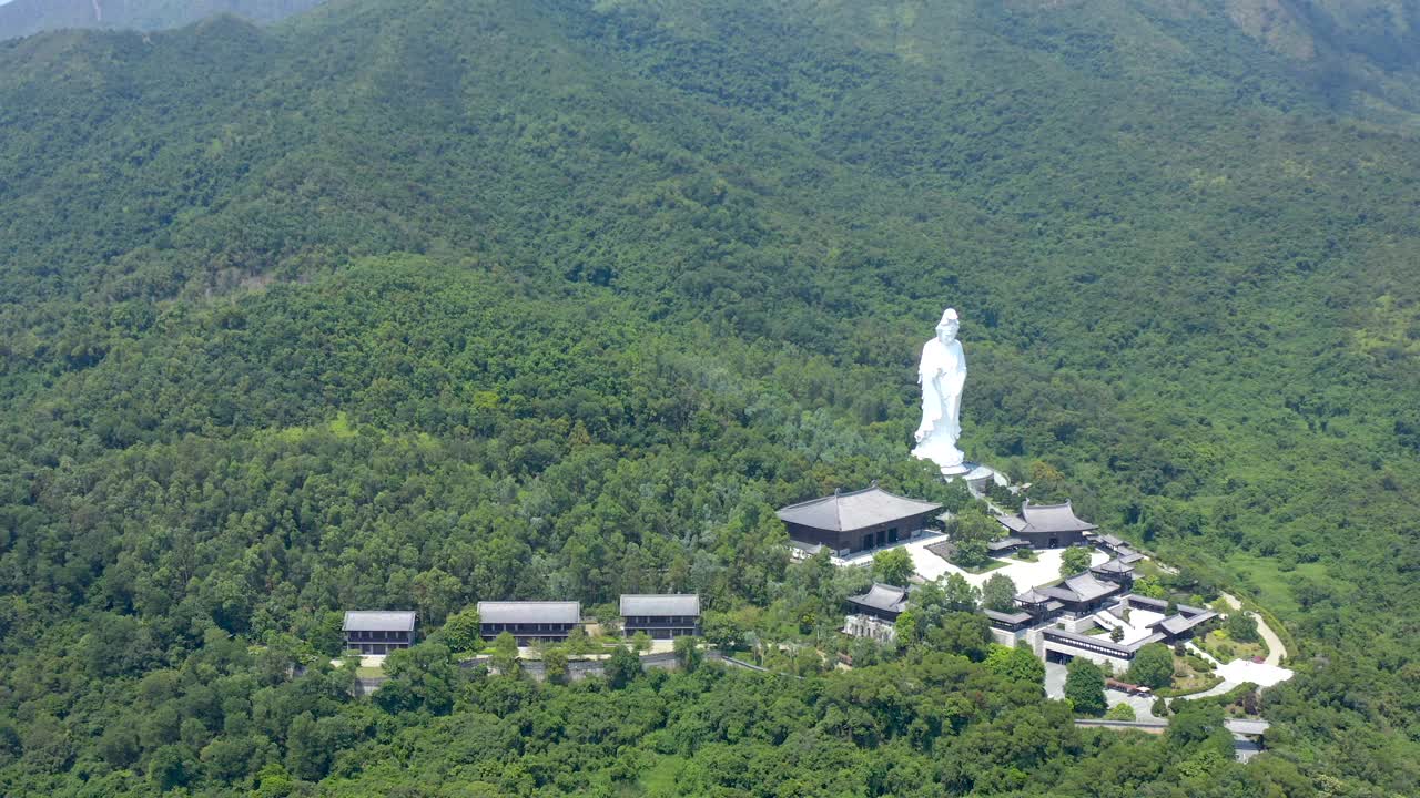 香港大埔，白天，鸟瞰山上巨大的观音雕像视频素材