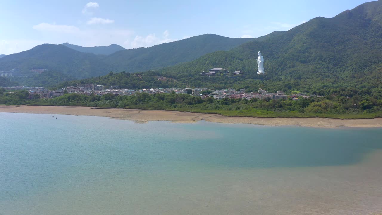香港大埔，白天，鸟瞰山上巨大的观音雕像视频素材
