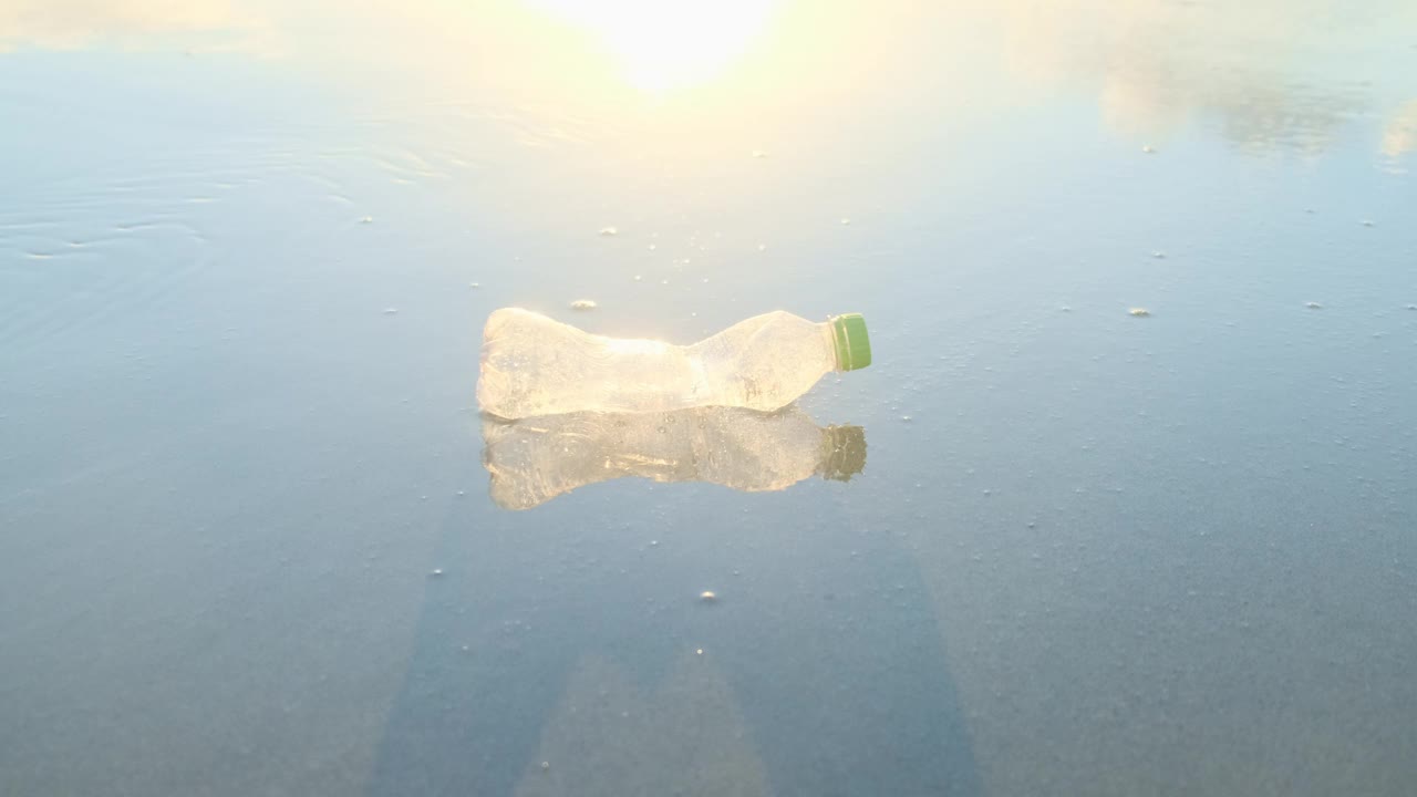 减少塑料瓶的使用，回收用过的空塑料瓶。视频素材