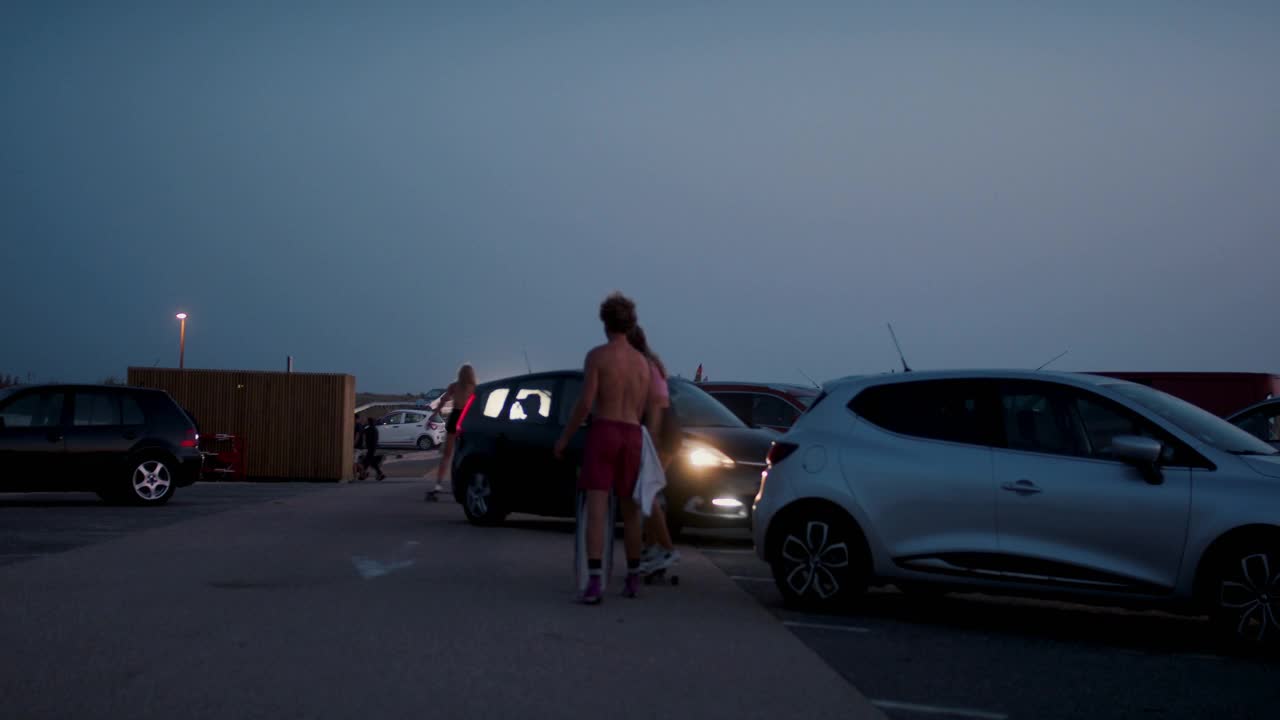 一群朋友晚上在停车场溜冰视频下载