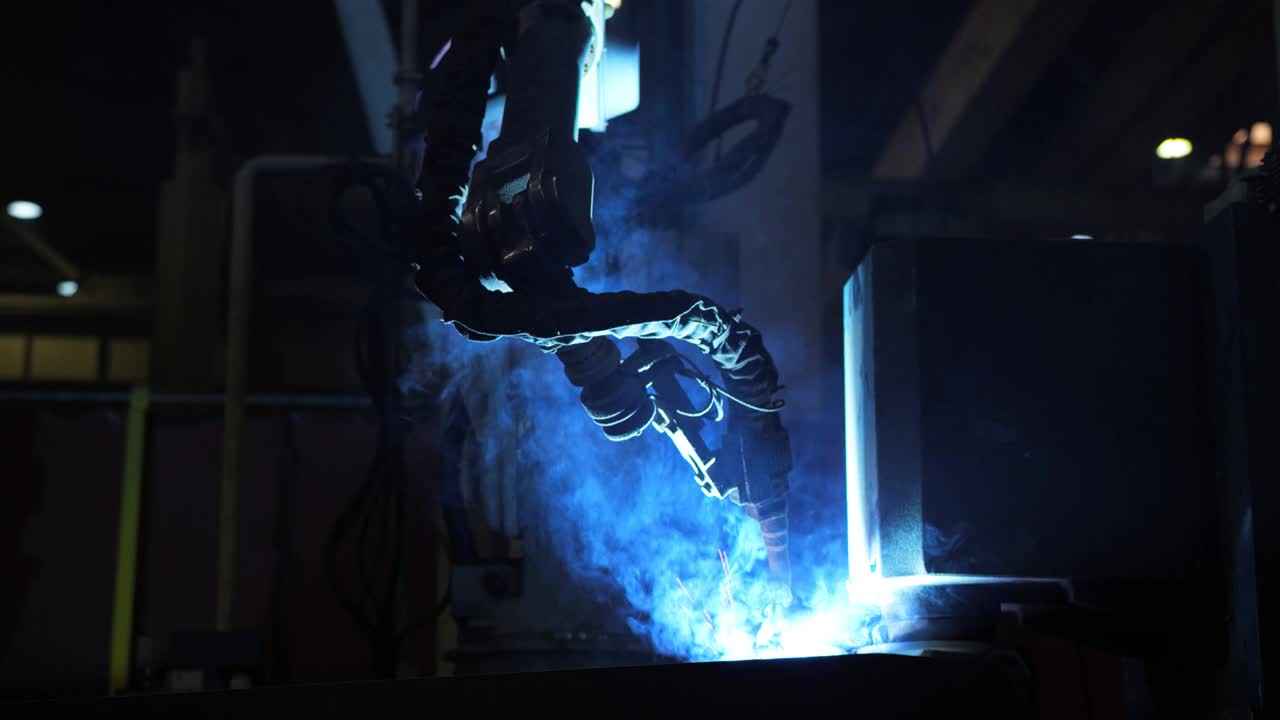 一台自动焊机正在工厂的车间里工作视频素材