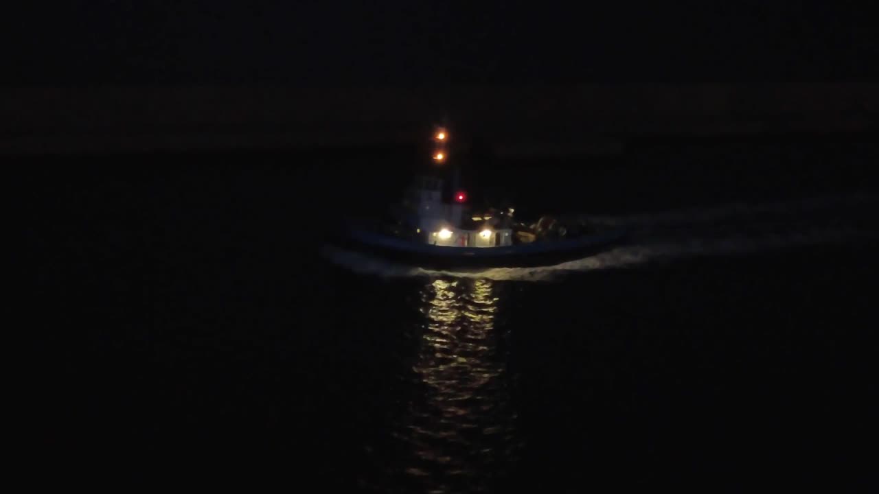 拖船的夜景视频素材