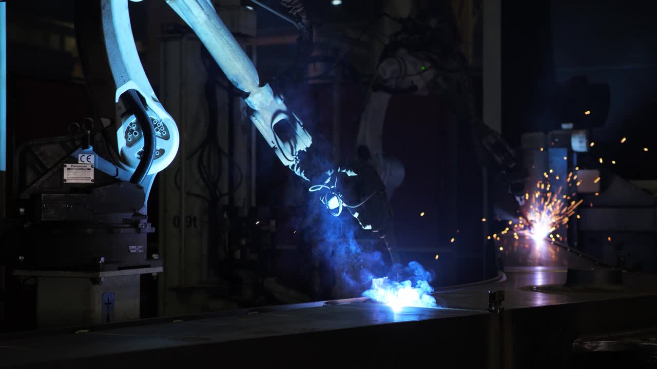 机器人焊接机正在工厂焊接金属零件视频素材