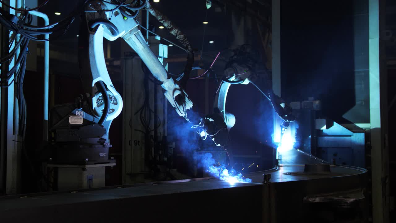 工厂车间的自动化焊接设备视频素材
