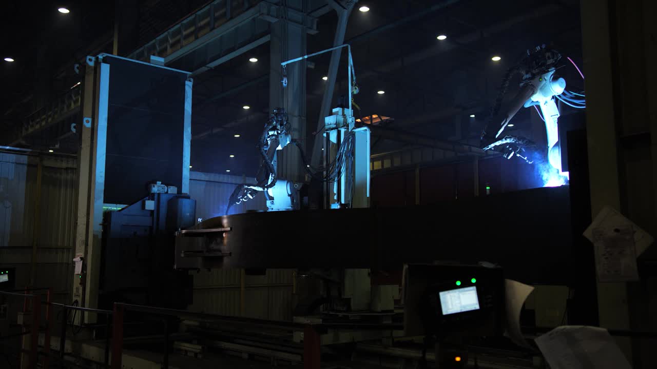 现代化工厂的机器人焊接设备视频素材