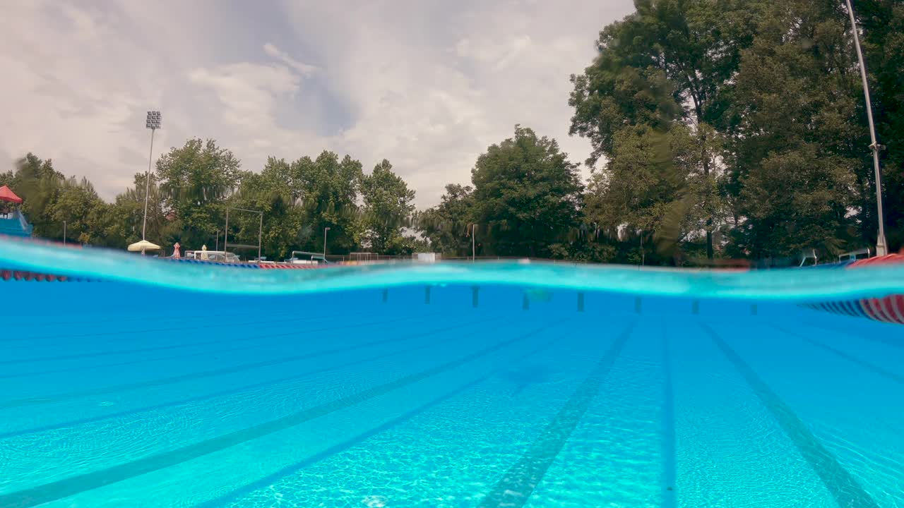 女自由泳运动员在开放的游泳池视频下载