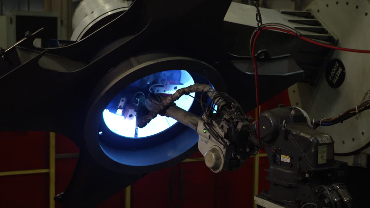 一台机器人焊接机正在焊接宇宙飞船的气闸视频素材
