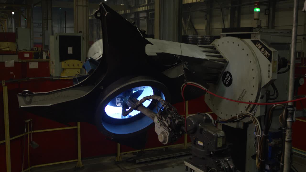 一台自动焊接机正在加工太空船的气闸视频素材