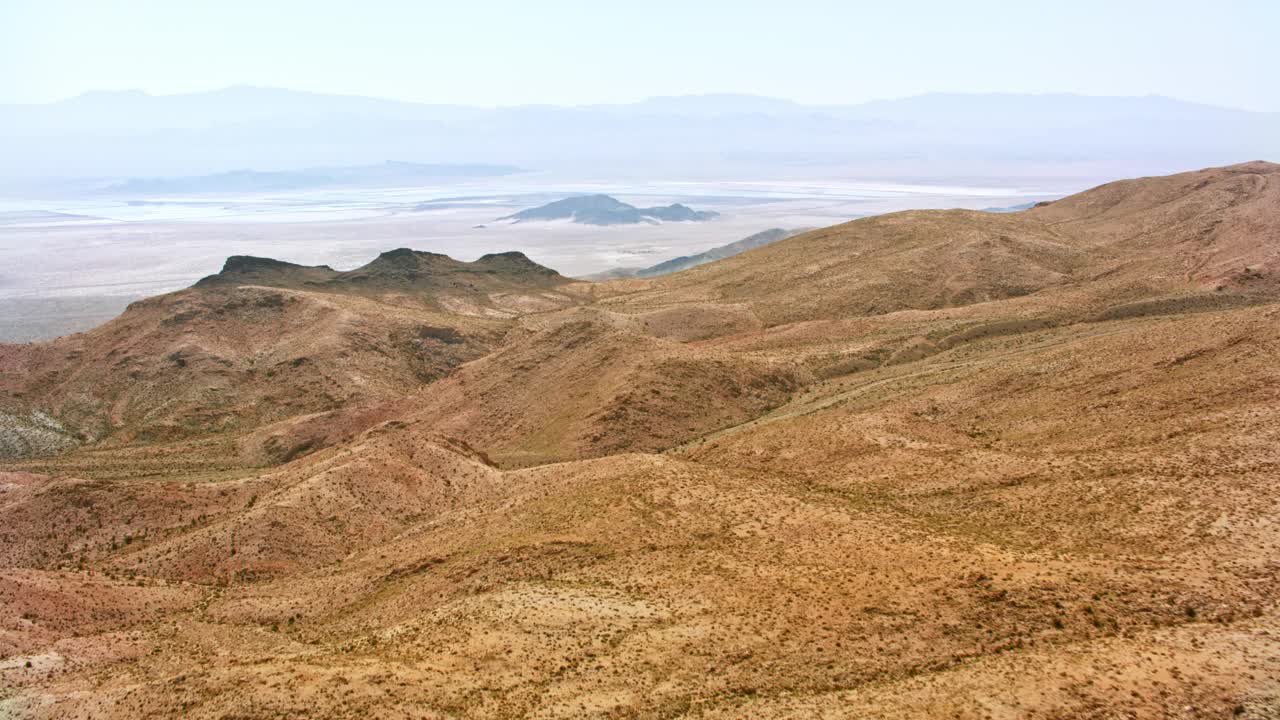在美国加利福尼亚州的沙漠上空的空中俯瞰视频素材