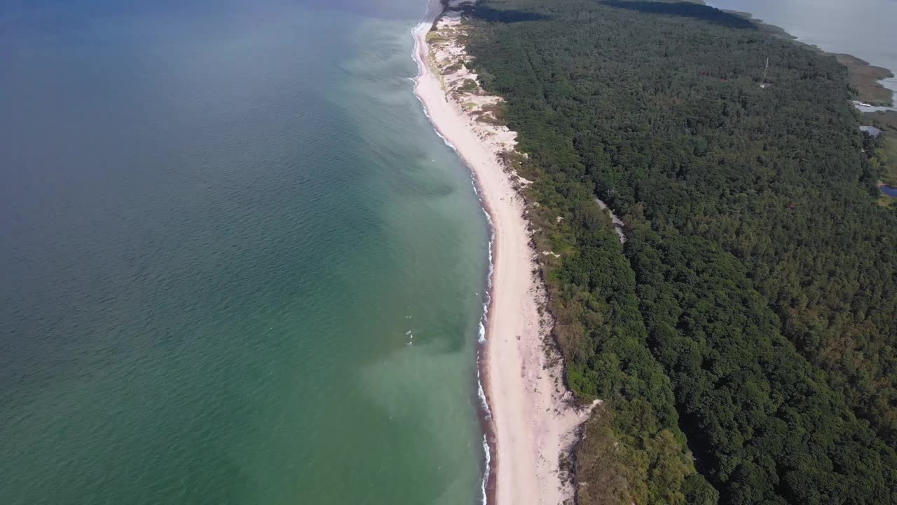 美丽的无人机视野，库尔什卡娅科萨国家公园，库尔尼亚泻湖和波罗的海，加里宁格勒州，俄罗斯和立陶宛克莱佩达县，夏天的一天视频素材