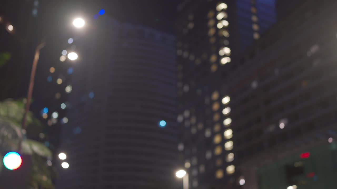 晚上下班后，一名亚洲华人中年男子戴着口罩举起双臂，用手机app在线预订出租车视频下载