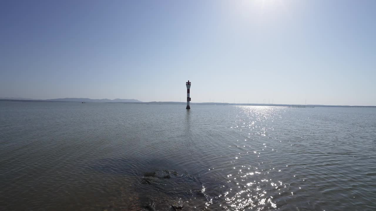 灯塔在湖边的水中视频素材