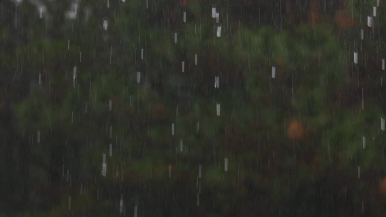 倾盆大雨，雨点从屋顶缓缓落下视频下载