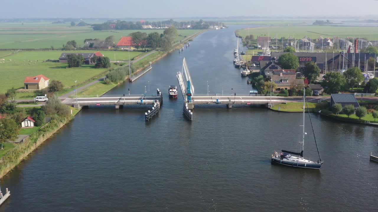 荷兰沃恩斯弗里斯兰的一座吊桥上的船视频素材