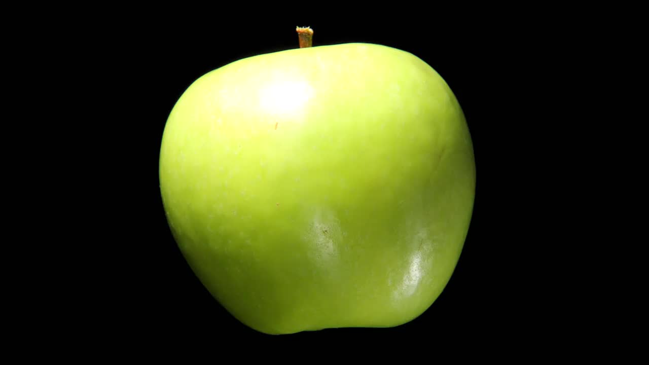 新鲜成熟的青苹果很快就会枯萎，变成丑陋的棕色干瘪的小块视频下载