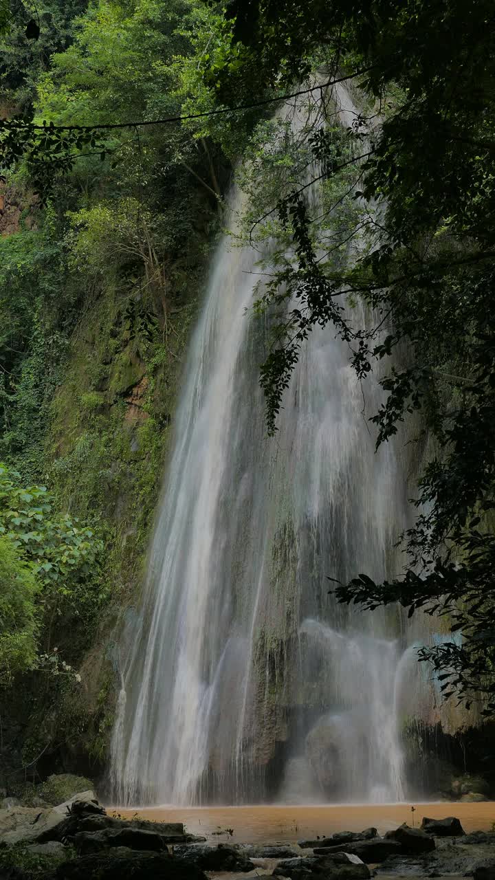 热带雨林瀑布的实时，那空那ok，泰国。视频素材