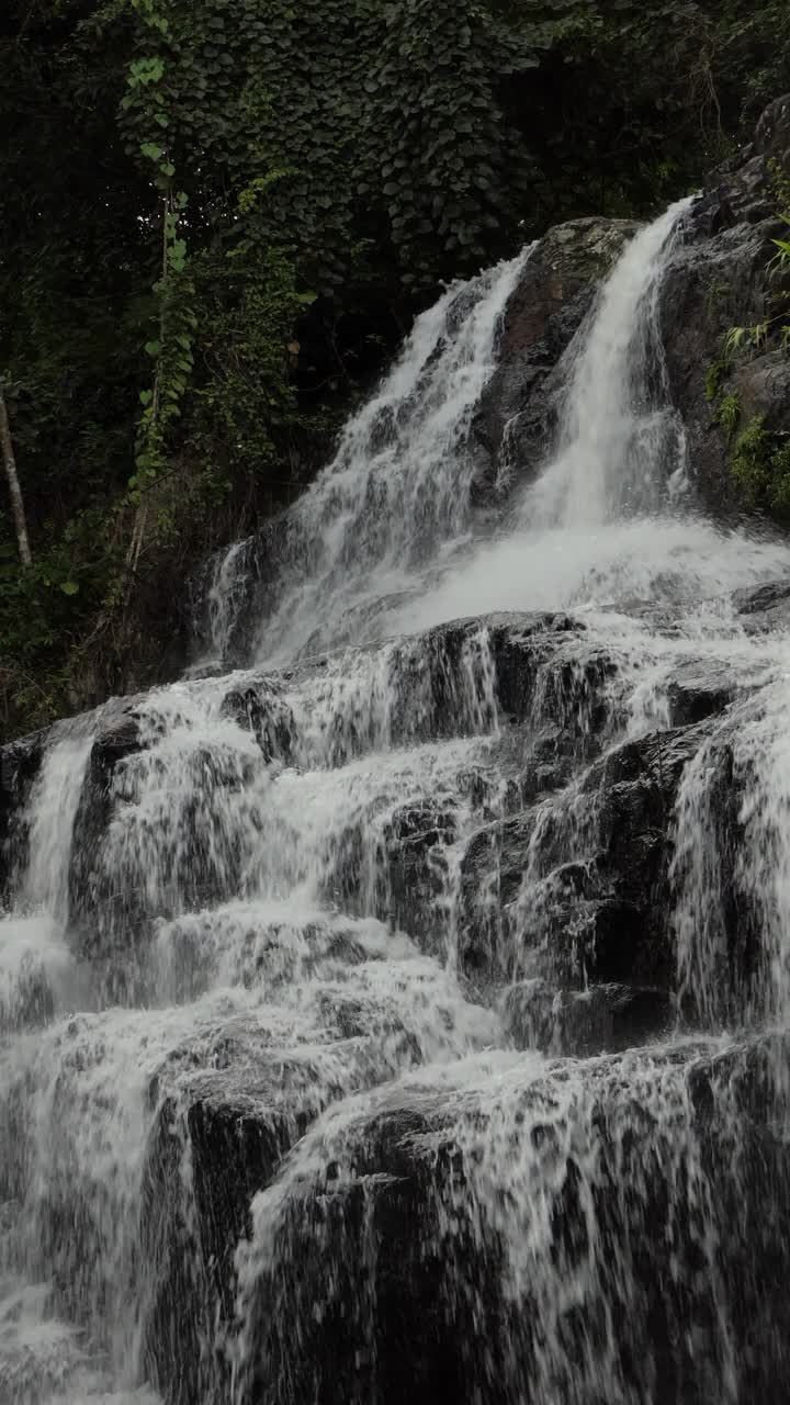 热带雨林瀑布的实时，那空那ok，泰国。视频素材