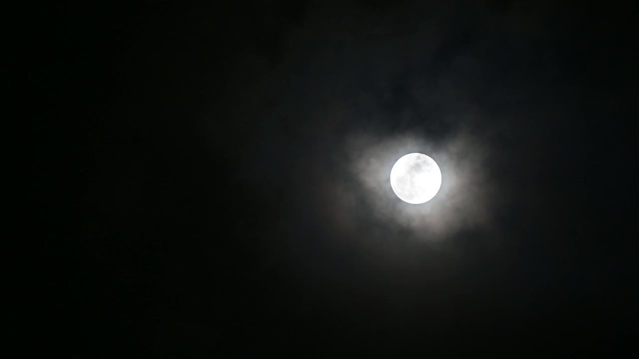 云层在满月中移动，大气看起来神秘而可怕。4 k的视频。视频素材