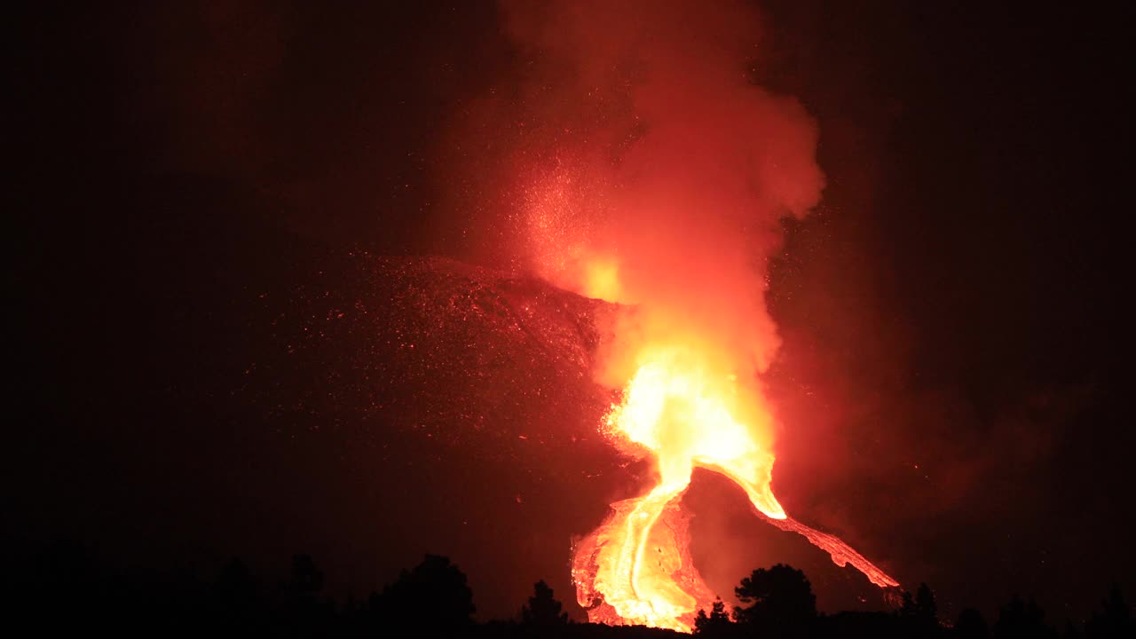拉帕尔马火山夜间喷发，巨大的熔岩流，呈扇形蔓延。神奇的声音!视频下载