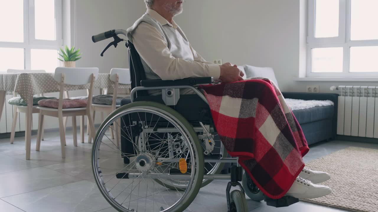 不开心的老人在轮椅上感到悲伤，生活与残疾，疗养院视频素材