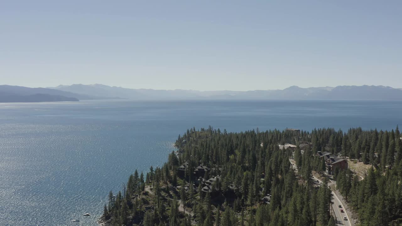 空中俯瞰美国加州和内华达州边界的太浩湖视频素材