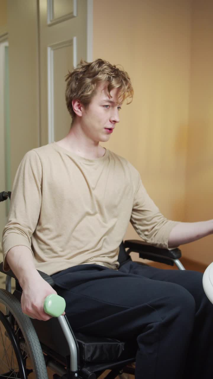 一个年轻的残疾人正在用哑铃做运动视频素材