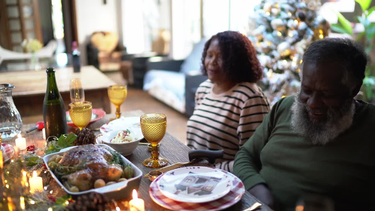 一家人一起在家吃圣诞晚餐视频素材