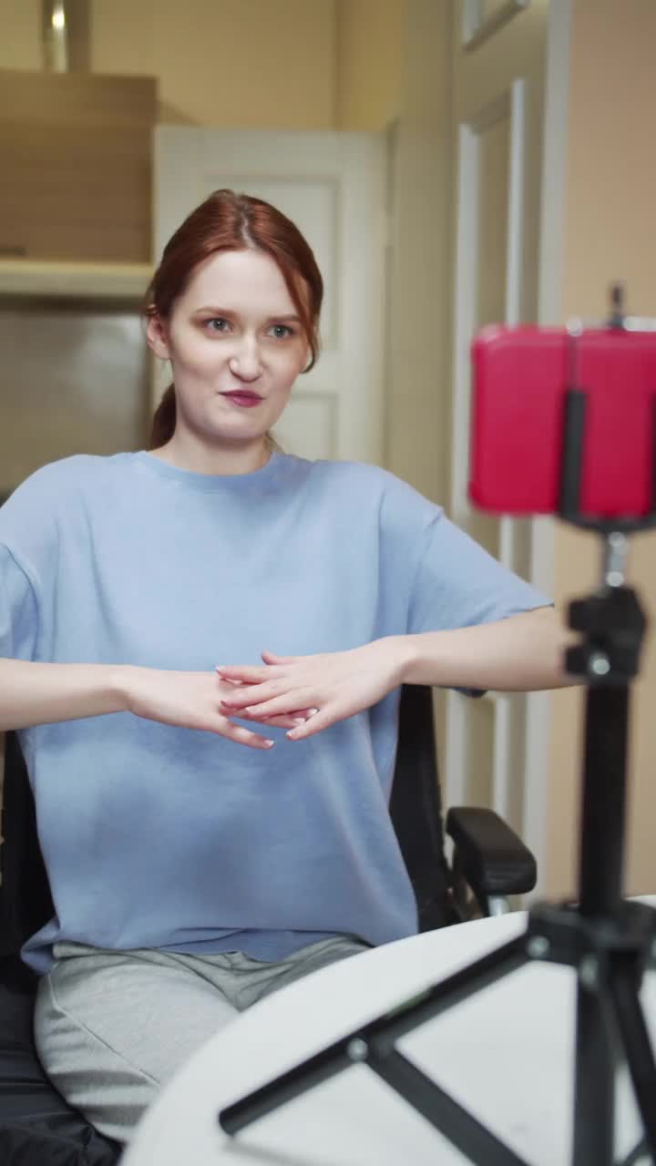 一位残疾的运动妇女正在播放一段运动视频视频素材