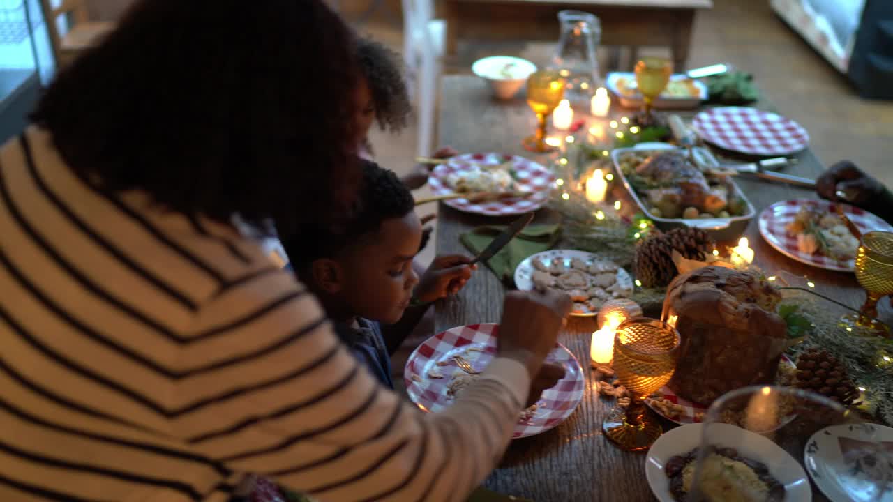 老妇人在家为家人准备圣诞晚餐视频下载