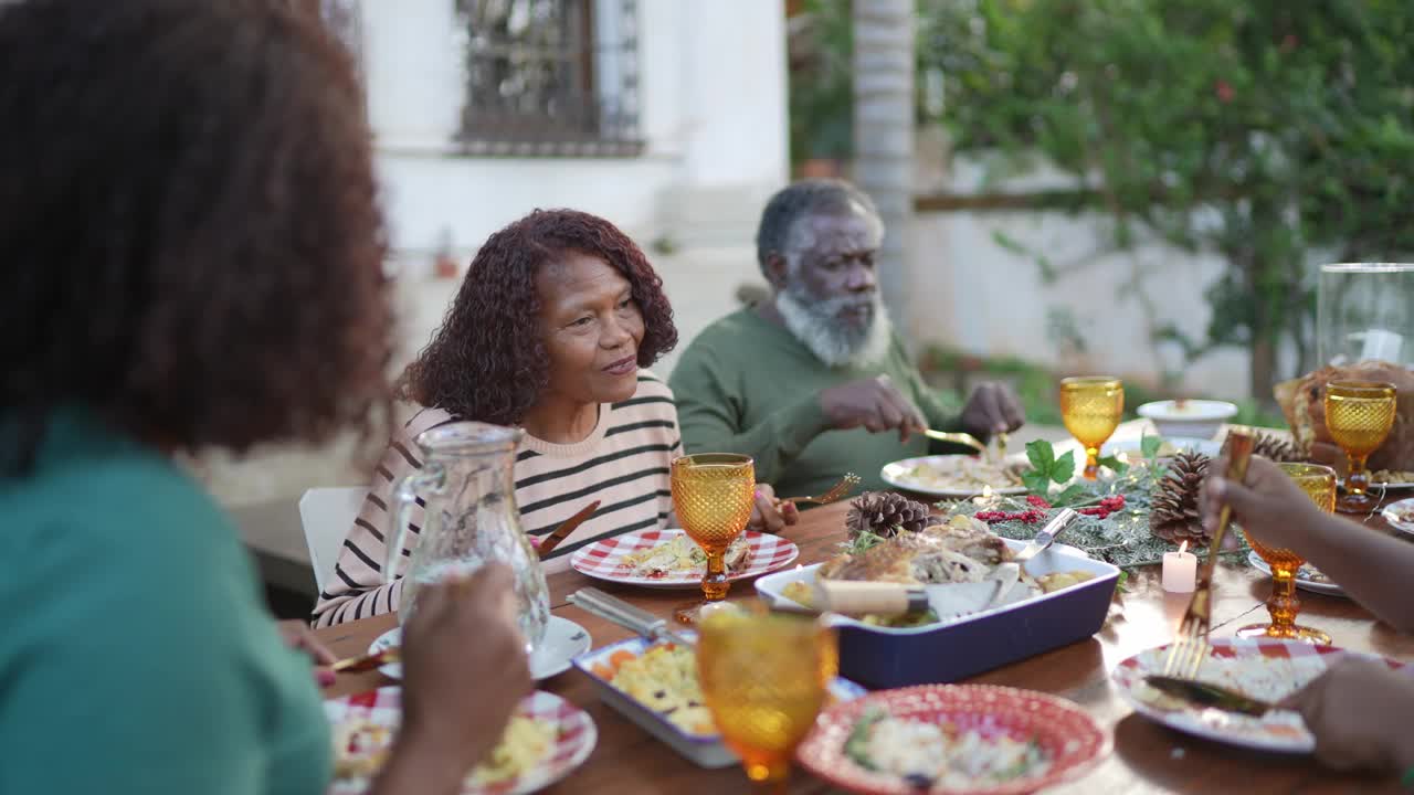 一家人在家里一起吃圣诞午餐视频下载