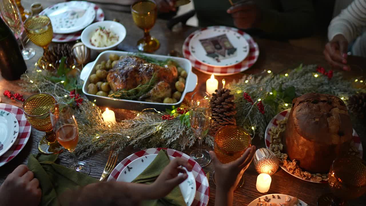 家人团聚在家里吃圣诞晚餐视频下载