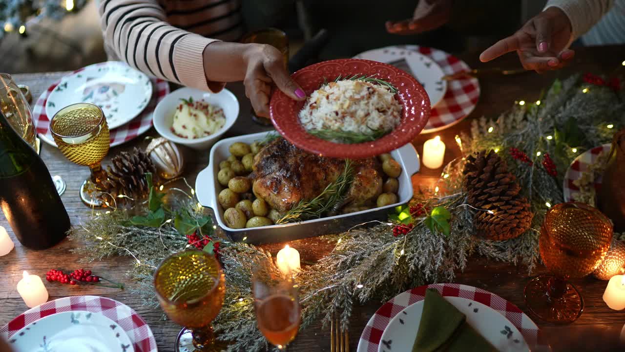 家人团聚在家里吃圣诞晚餐视频下载