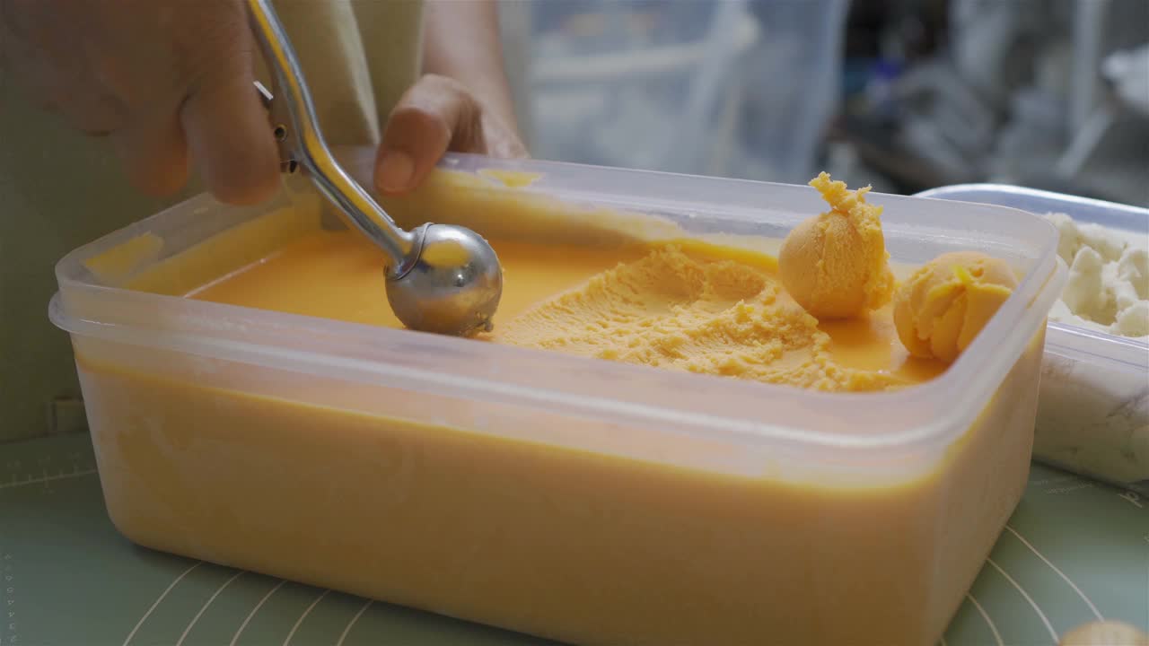 一勺冰淇淋，咸蛋熔岩视频下载