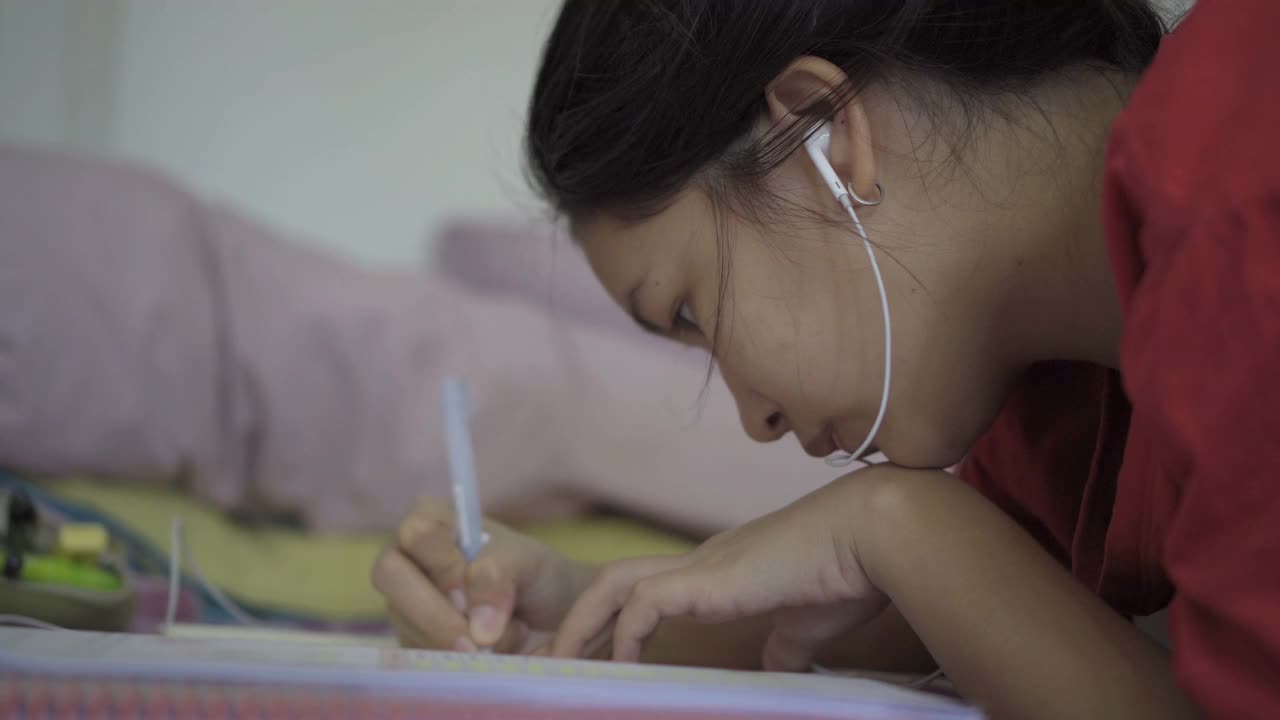 亚洲女性通过在线学习视频下载