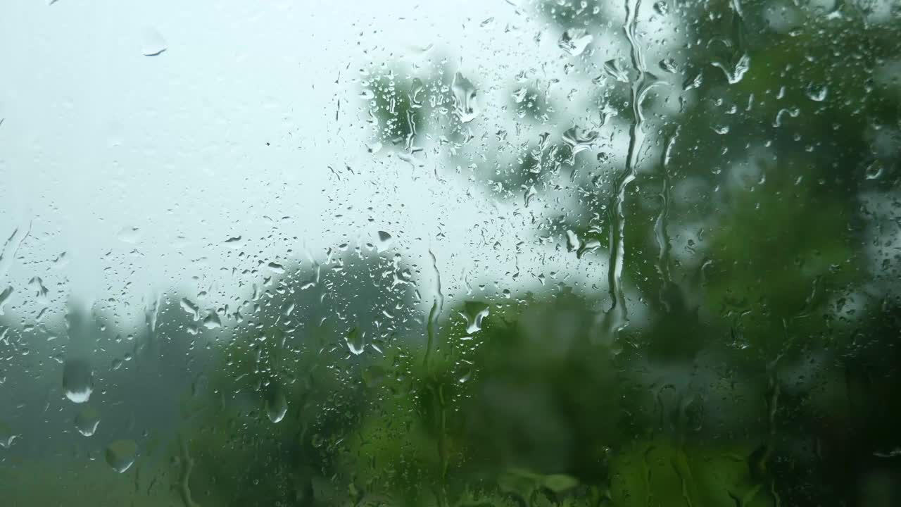 雨滴穿过玻璃。风暴，飓风和强风穿过玻璃视频素材