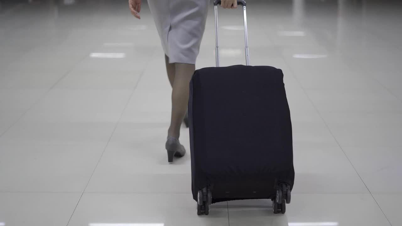 在机场候机楼或地铁里提着旅行袋的商务女性视频素材