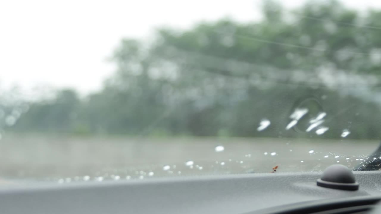在大雨中开车时，挡风玻璃的雨刷片会移动视频素材