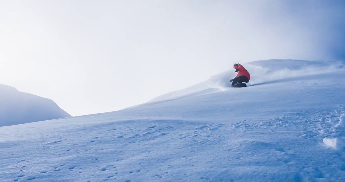 野外滑雪者做粉状转身，在清晨的阳光下撒雪视频素材