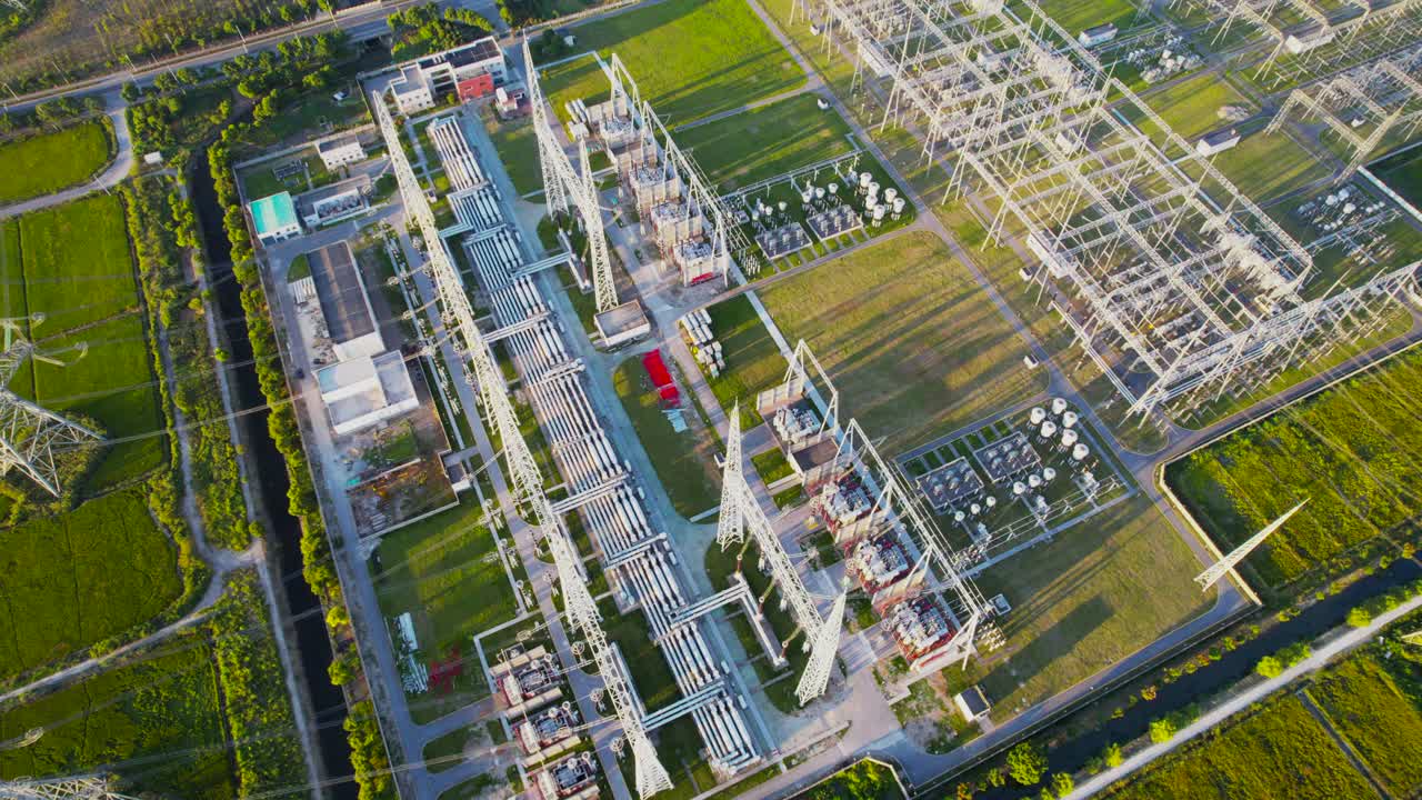 中国上海的电塔和一个大型变电站的鸟瞰图视频下载