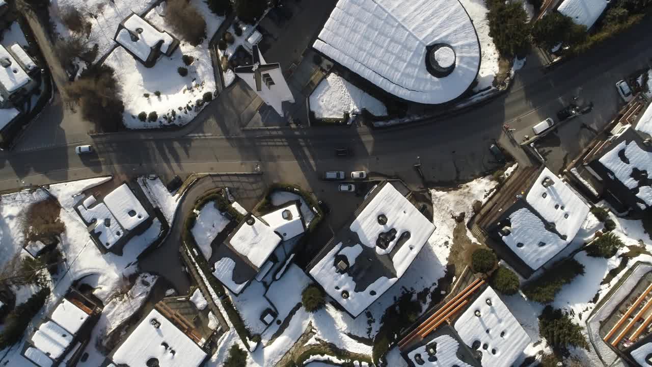 空中拍摄的瑞士一个被雪覆盖的村庄，那里是滑雪者的热门目的地视频素材