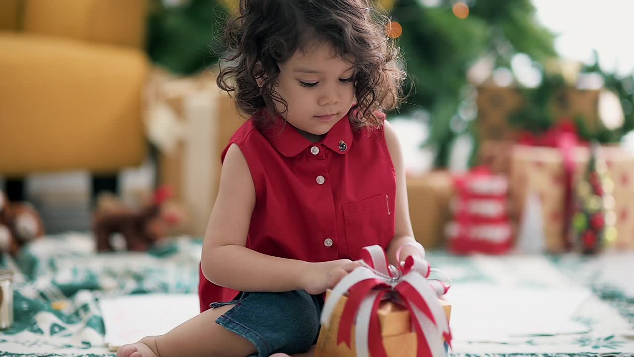 可爱的女孩与礼物盒的节日活动视频下载
