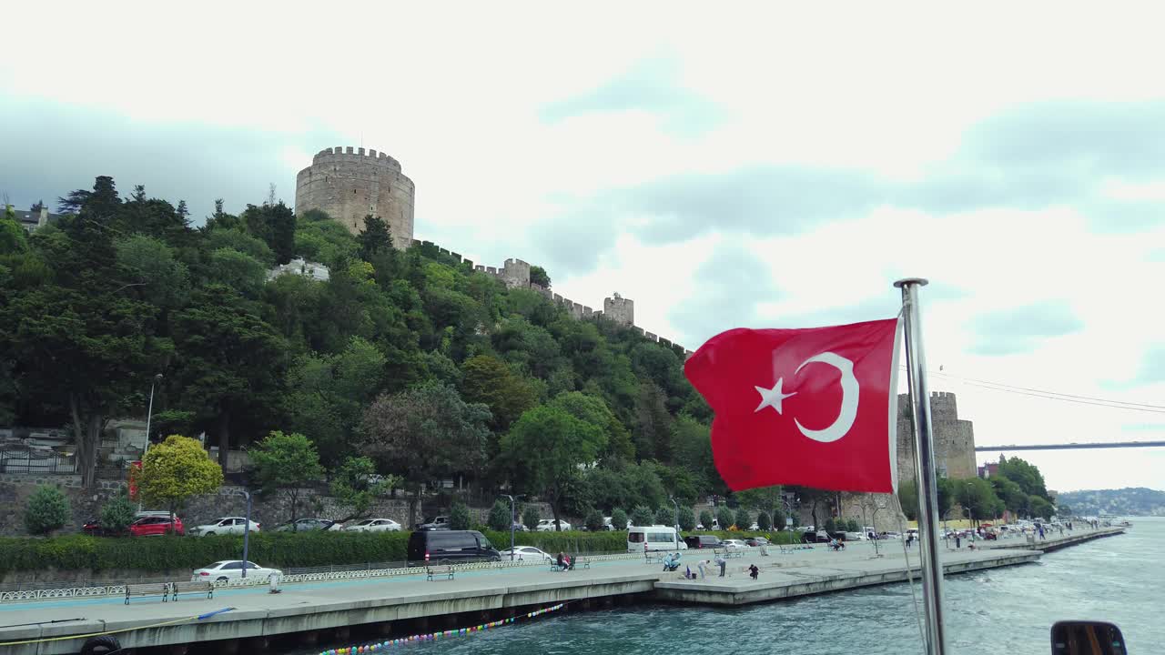 土耳其国旗在伊斯坦布尔的鲁梅利要塞挥舞视频下载